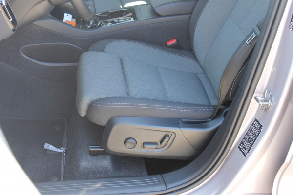 Volvo XC40 B4 211PK Automaat Plus Dark Semi elektrisch wegklapbare trekhaak / Verwarmbare voorruit / Google infotainment / Elektrisch bedienbare bestuurdersstoel met geheugen
