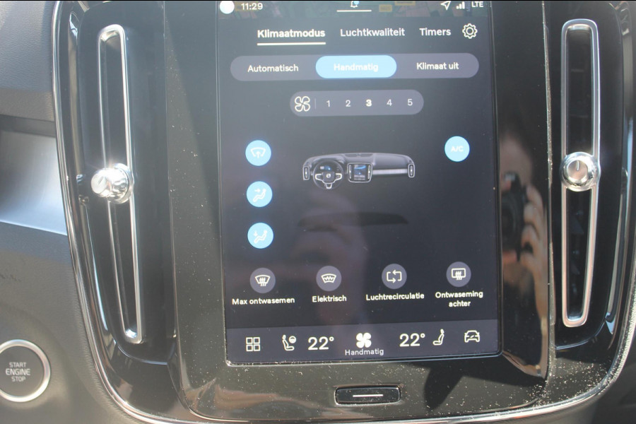 Volvo XC40 B4 211PK Automaat Plus Dark Semi elektrisch wegklapbare trekhaak / Verwarmbare voorruit / Google infotainment / Elektrisch bedienbare bestuurdersstoel met geheugen
