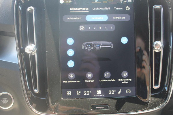 Volvo XC40 B4 211PK Automaat Plus Dark Semi elektrisch wegklapbare trekhaak / Verwarmbare voorruit / Google infotainment / Elektrisch bedienbare bestuurdersstoel met geheugen
