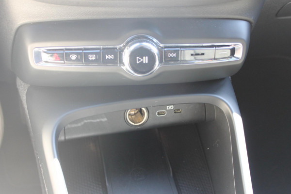Volvo XC40 B4 211PK Automaat Plus Dark Semi elektrisch wegklapbare trekhaak / Verwarmbare voorruit / Google infotainment / Elektrisch bedienbare bestuurdersstoel met geheugen