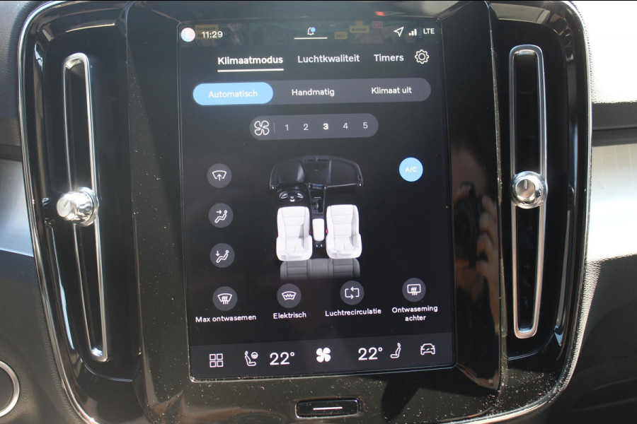 Volvo XC40 B4 211PK Automaat Plus Dark Semi elektrisch wegklapbare trekhaak / Verwarmbare voorruit / Google infotainment / Elektrisch bedienbare bestuurdersstoel met geheugen