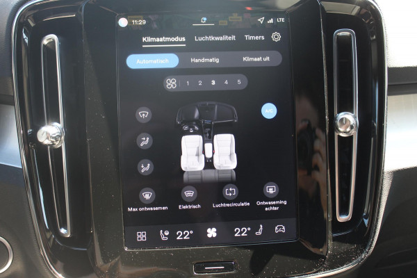 Volvo XC40 B4 211PK Automaat Plus Dark Semi elektrisch wegklapbare trekhaak / Verwarmbare voorruit / Google infotainment / Elektrisch bedienbare bestuurdersstoel met geheugen