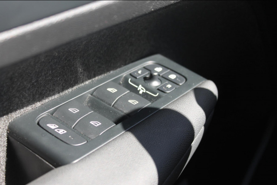 Volvo XC40 B4 211PK Automaat Plus Dark Semi elektrisch wegklapbare trekhaak / Verwarmbare voorruit / Google infotainment / Elektrisch bedienbare bestuurdersstoel met geheugen