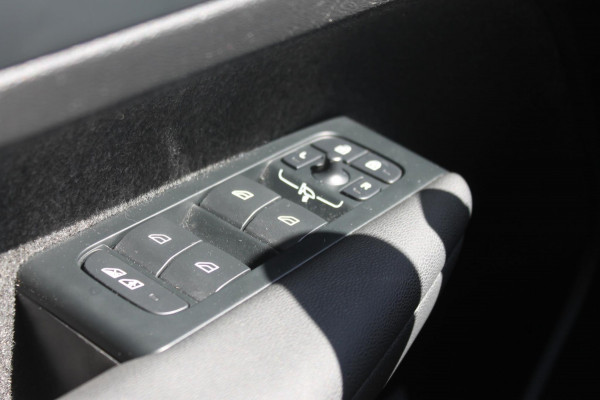 Volvo XC40 B4 211PK Automaat Plus Dark Semi elektrisch wegklapbare trekhaak / Verwarmbare voorruit / Google infotainment / Elektrisch bedienbare bestuurdersstoel met geheugen