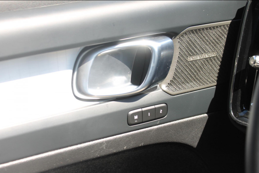 Volvo XC40 B4 211PK Automaat Plus Dark Semi elektrisch wegklapbare trekhaak / Verwarmbare voorruit / Google infotainment / Elektrisch bedienbare bestuurdersstoel met geheugen