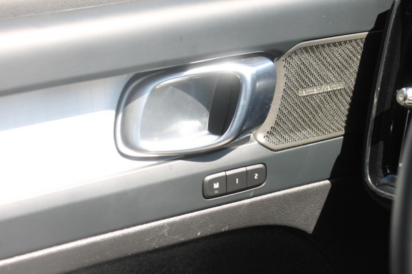Volvo XC40 B4 211PK Automaat Plus Dark Semi elektrisch wegklapbare trekhaak / Verwarmbare voorruit / Google infotainment / Elektrisch bedienbare bestuurdersstoel met geheugen