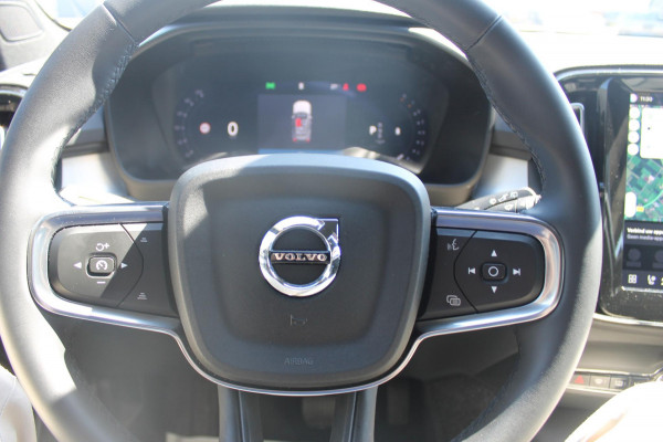 Volvo XC40 B4 211PK Automaat Plus Dark Semi elektrisch wegklapbare trekhaak / Verwarmbare voorruit / Google infotainment / Elektrisch bedienbare bestuurdersstoel met geheugen
