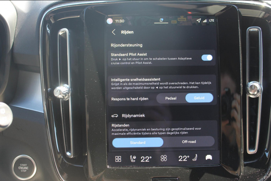 Volvo XC40 B4 211PK Automaat Plus Dark Semi elektrisch wegklapbare trekhaak / Verwarmbare voorruit / Google infotainment / Elektrisch bedienbare bestuurdersstoel met geheugen