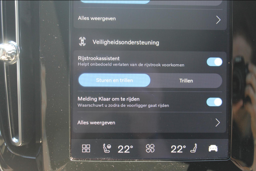 Volvo XC40 B4 211PK Automaat Plus Dark Semi elektrisch wegklapbare trekhaak / Verwarmbare voorruit / Google infotainment / Elektrisch bedienbare bestuurdersstoel met geheugen