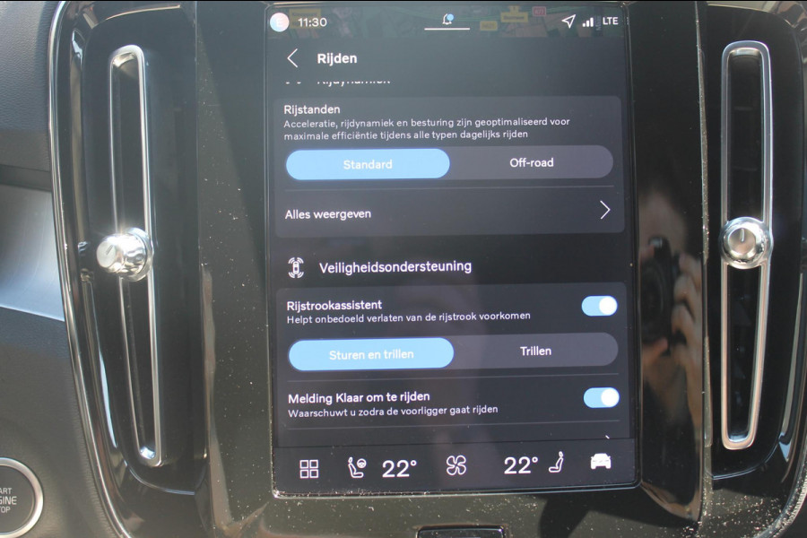 Volvo XC40 B4 211PK Automaat Plus Dark Semi elektrisch wegklapbare trekhaak / Verwarmbare voorruit / Google infotainment / Elektrisch bedienbare bestuurdersstoel met geheugen