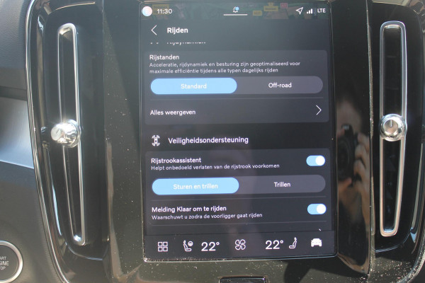Volvo XC40 B4 211PK Automaat Plus Dark Semi elektrisch wegklapbare trekhaak / Verwarmbare voorruit / Google infotainment / Elektrisch bedienbare bestuurdersstoel met geheugen