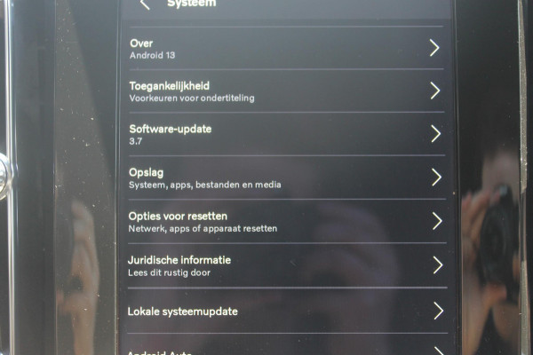 Volvo XC40 B4 211PK Automaat Plus Dark Semi elektrisch wegklapbare trekhaak / Verwarmbare voorruit / Google infotainment / Elektrisch bedienbare bestuurdersstoel met geheugen