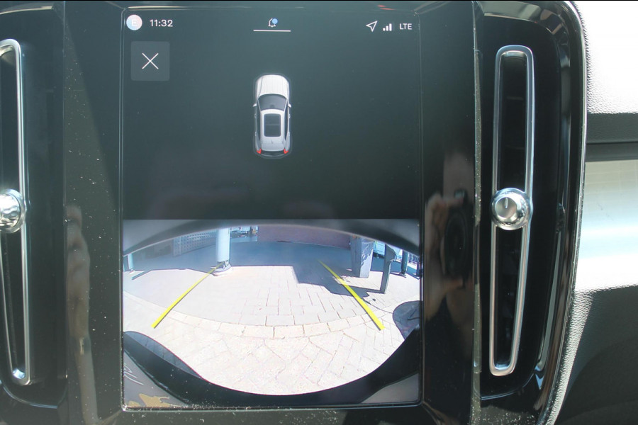 Volvo XC40 B4 211PK Automaat Plus Dark Semi elektrisch wegklapbare trekhaak / Verwarmbare voorruit / Google infotainment / Elektrisch bedienbare bestuurdersstoel met geheugen