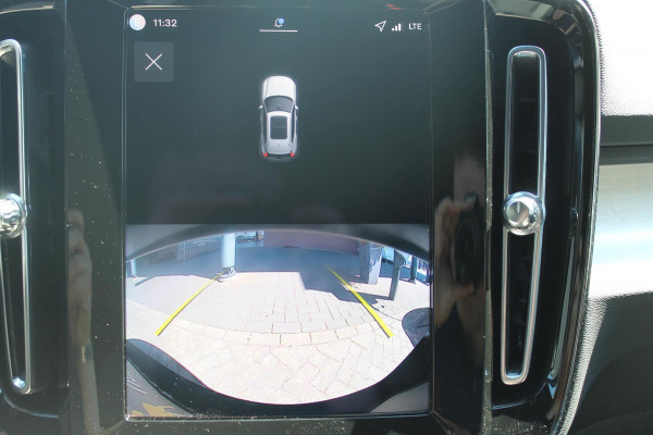Volvo XC40 B4 211PK Automaat Plus Dark Semi elektrisch wegklapbare trekhaak / Verwarmbare voorruit / Google infotainment / Elektrisch bedienbare bestuurdersstoel met geheugen