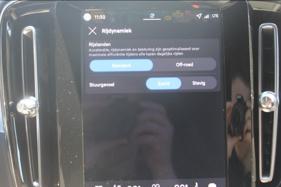Volvo XC40 B4 211PK Automaat Plus Dark Semi elektrisch wegklapbare trekhaak / Verwarmbare voorruit / Google infotainment / Elektrisch bedienbare bestuurdersstoel met geheugen