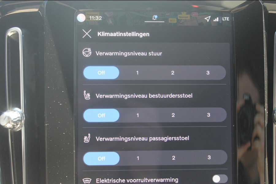 Volvo XC40 B4 211PK Automaat Plus Dark Semi elektrisch wegklapbare trekhaak / Verwarmbare voorruit / Google infotainment / Elektrisch bedienbare bestuurdersstoel met geheugen