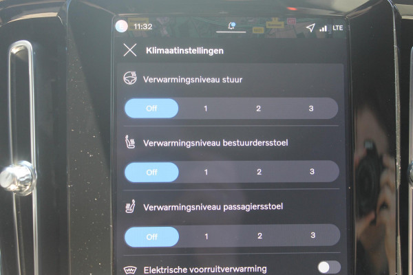 Volvo XC40 B4 211PK Automaat Plus Dark Semi elektrisch wegklapbare trekhaak / Verwarmbare voorruit / Google infotainment / Elektrisch bedienbare bestuurdersstoel met geheugen
