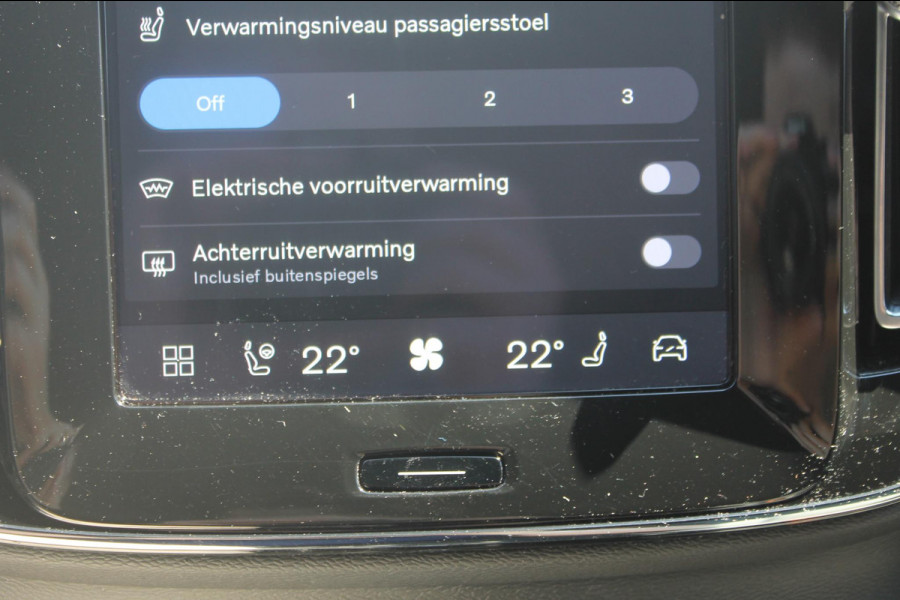Volvo XC40 B4 211PK Automaat Plus Dark Semi elektrisch wegklapbare trekhaak / Verwarmbare voorruit / Google infotainment / Elektrisch bedienbare bestuurdersstoel met geheugen