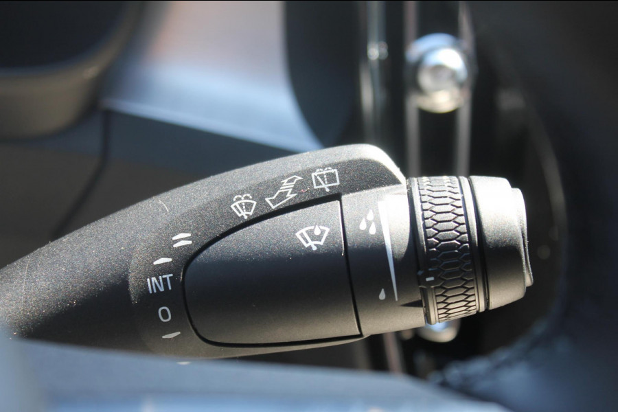 Volvo XC40 B4 211PK Automaat Plus Dark Semi elektrisch wegklapbare trekhaak / Verwarmbare voorruit / Google infotainment / Elektrisch bedienbare bestuurdersstoel met geheugen
