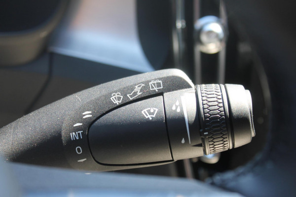 Volvo XC40 B4 211PK Automaat Plus Dark Semi elektrisch wegklapbare trekhaak / Verwarmbare voorruit / Google infotainment / Elektrisch bedienbare bestuurdersstoel met geheugen