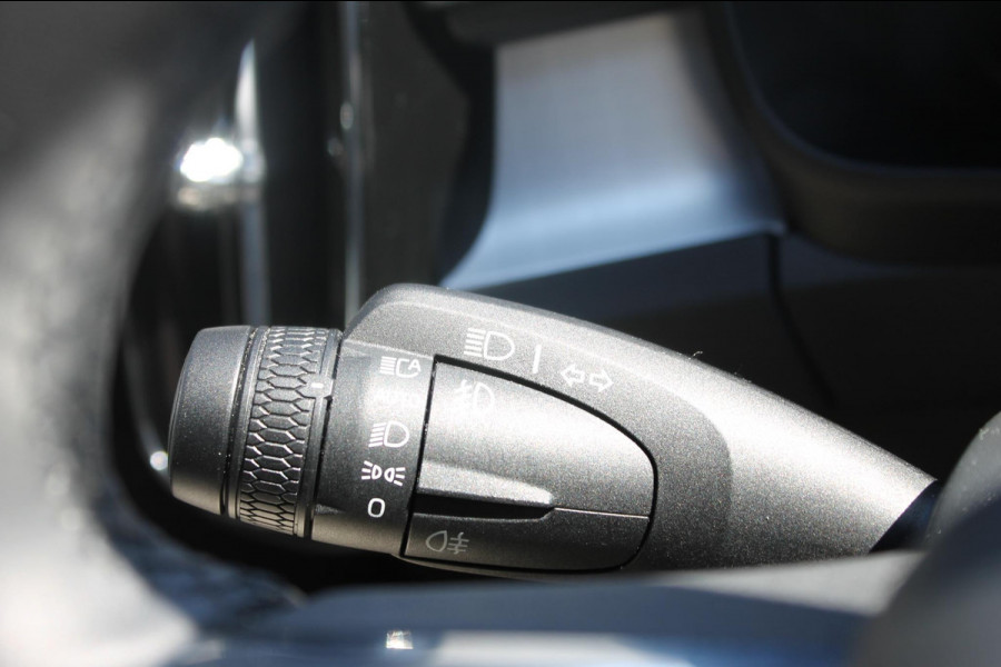 Volvo XC40 B4 211PK Automaat Plus Dark Semi elektrisch wegklapbare trekhaak / Verwarmbare voorruit / Google infotainment / Elektrisch bedienbare bestuurdersstoel met geheugen