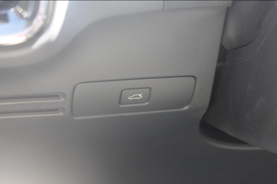 Volvo XC40 B4 211PK Automaat Plus Dark Semi elektrisch wegklapbare trekhaak / Verwarmbare voorruit / Google infotainment / Elektrisch bedienbare bestuurdersstoel met geheugen