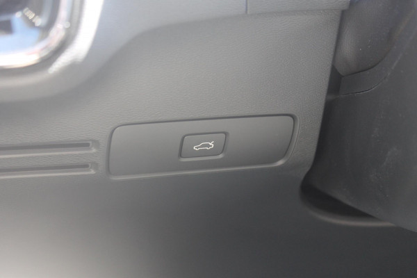 Volvo XC40 B4 211PK Automaat Plus Dark Semi elektrisch wegklapbare trekhaak / Verwarmbare voorruit / Google infotainment / Elektrisch bedienbare bestuurdersstoel met geheugen