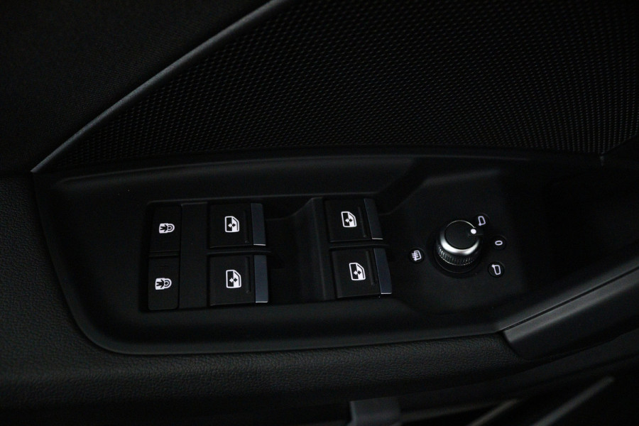 Audi A3 Sportback 35 TFSI Business edition (NAVIGATIE, PDC, ADAPTIEVE CRUISE, CARPLAY, 1e EIGENAAR, GOED ONDERHOUDEN)