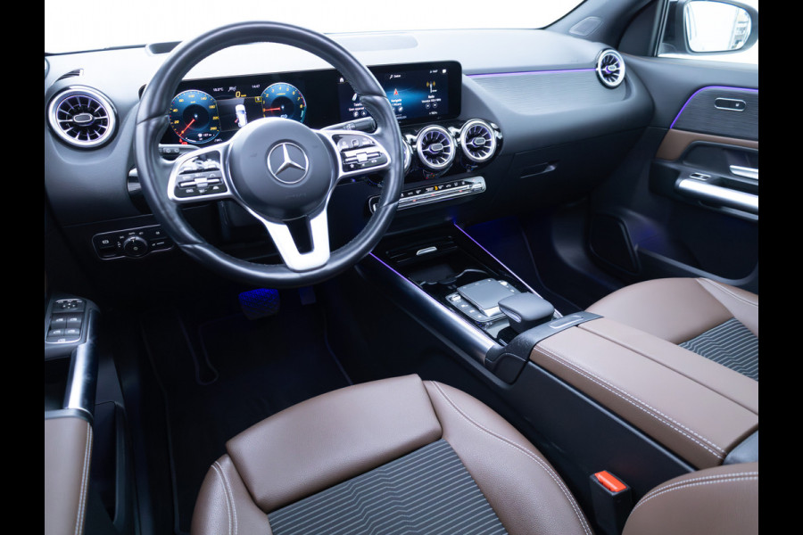 Mercedes-Benz GLA 250 e Luxury Line | Pano | Elec. klep | Elec. Trekhaak | Stoel- stuurverwarming | Adap. Cruise | HUD | Sfeerverlichting | Elec. verstelbare bestuurdersstoel met geheugen, Camera, Navigatie Incl. winterset op 17"LMV