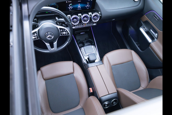 Mercedes-Benz GLA 250 e Luxury Line | Pano | Elec. klep | Elec. Trekhaak | Stoel- stuurverwarming | Adap. Cruise | HUD | Sfeerverlichting | Elec. verstelbare bestuurdersstoel met geheugen, Camera, Navigatie Incl. winterset op 17"LMV