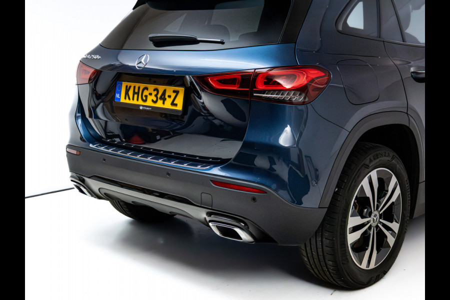 Mercedes-Benz GLA 250 e Luxury Line | Pano | Elec. klep | Elec. Trekhaak | Stoel- stuurverwarming | Adap. Cruise | HUD | Sfeerverlichting | Elec. verstelbare bestuurdersstoel met geheugen, Camera, Navigatie Incl. winterset op 17"LMV