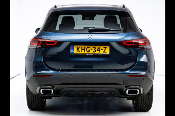 Mercedes-Benz GLA 250 e Luxury Line | Pano | Elec. klep | Elec. Trekhaak | Stoel- stuurverwarming | Adap. Cruise | HUD | Sfeerverlichting | Elec. verstelbare bestuurdersstoel met geheugen, Camera, Navigatie Incl. winterset op 17"LMV