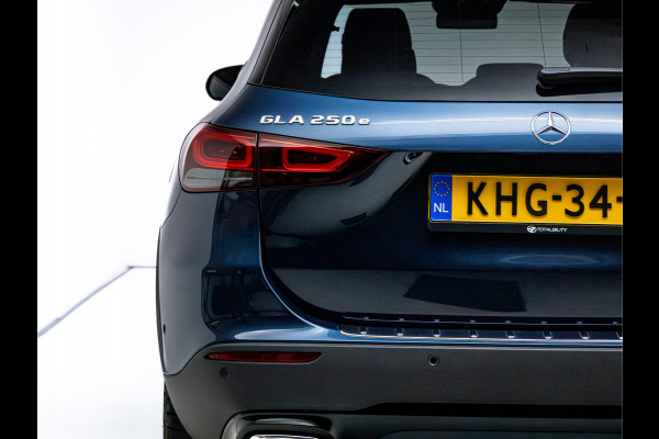Mercedes-Benz GLA 250 e Luxury Line | Pano | Elec. klep | Elec. Trekhaak | Stoel- stuurverwarming | Adap. Cruise | HUD | Sfeerverlichting | Elec. verstelbare bestuurdersstoel met geheugen, Camera, Navigatie Incl. winterset op 17"LMV