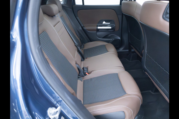 Mercedes-Benz GLA 250 e Luxury Line | Pano | Elec. klep | Elec. Trekhaak | Stoel- stuurverwarming | Adap. Cruise | HUD | Sfeerverlichting | Elec. verstelbare bestuurdersstoel met geheugen, Camera, Navigatie Incl. winterset op 17"LMV