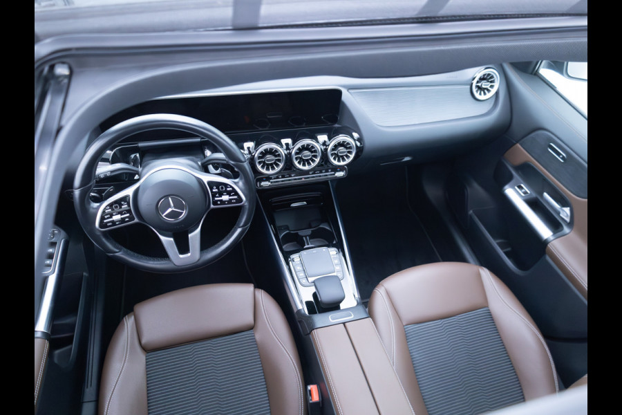 Mercedes-Benz GLA 250 e Luxury Line | Pano | Elec. klep | Elec. Trekhaak | Stoel- stuurverwarming | Adap. Cruise | HUD | Sfeerverlichting | Elec. verstelbare bestuurdersstoel met geheugen, Camera, Navigatie Incl. winterset op 17"LMV