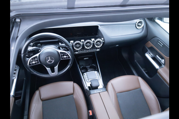 Mercedes-Benz GLA 250 e Luxury Line | Pano | Elec. klep | Elec. Trekhaak | Stoel- stuurverwarming | Adap. Cruise | HUD | Sfeerverlichting | Elec. verstelbare bestuurdersstoel met geheugen, Camera, Navigatie Incl. winterset op 17"LMV
