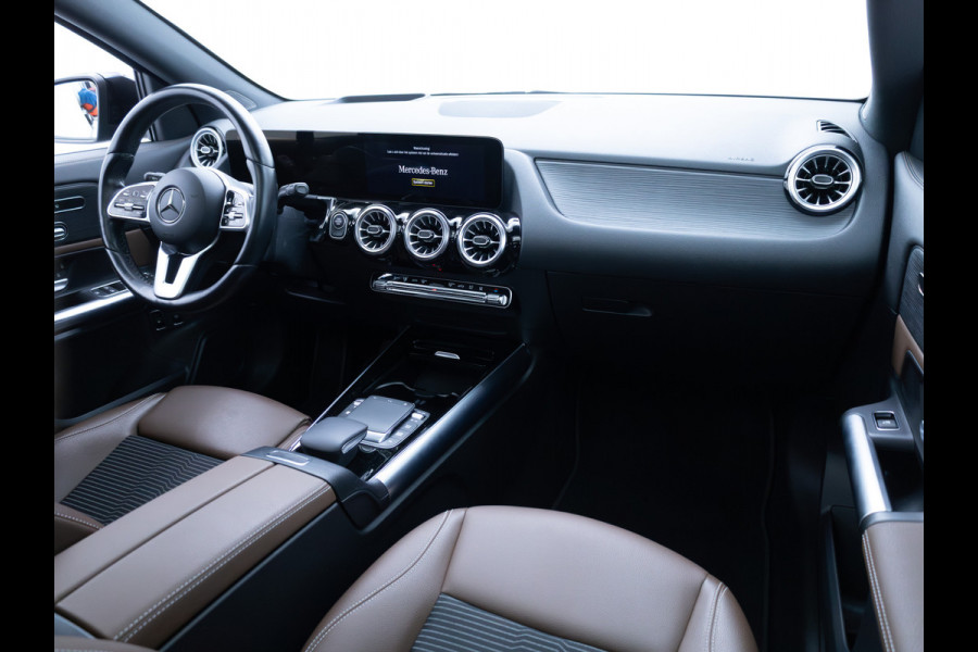 Mercedes-Benz GLA 250 e Luxury Line | Pano | Elec. klep | Elec. Trekhaak | Stoel- stuurverwarming | Adap. Cruise | HUD | Sfeerverlichting | Elec. verstelbare bestuurdersstoel met geheugen, Camera, Navigatie Incl. winterset op 17"LMV