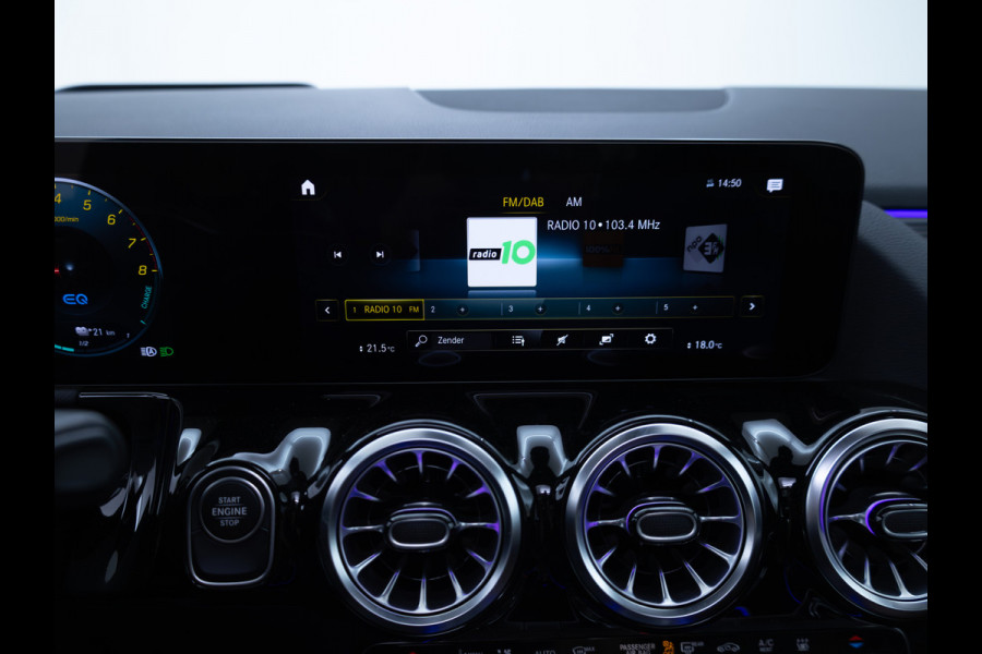 Mercedes-Benz GLA 250 e Luxury Line | Pano | Elec. klep | Elec. Trekhaak | Stoel- stuurverwarming | Adap. Cruise | HUD | Sfeerverlichting | Elec. verstelbare bestuurdersstoel met geheugen, Camera, Navigatie Incl. winterset op 17"LMV