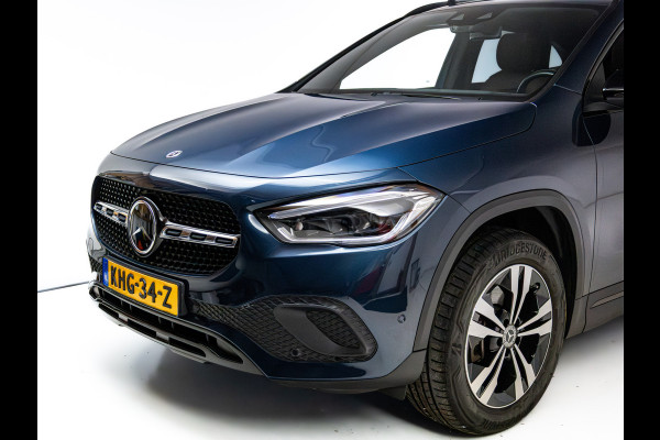 Mercedes-Benz GLA 250 e Luxury Line | Pano | Elec. klep | Elec. Trekhaak | Stoel- stuurverwarming | Adap. Cruise | HUD | Sfeerverlichting | Elec. verstelbare bestuurdersstoel met geheugen, Camera, Navigatie Incl. winterset op 17"LMV