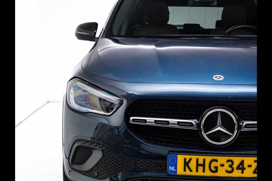 Mercedes-Benz GLA 250 e Luxury Line | Pano | Elec. klep | Elec. Trekhaak | Stoel- stuurverwarming | Adap. Cruise | HUD | Sfeerverlichting | Elec. verstelbare bestuurdersstoel met geheugen, Camera, Navigatie Incl. winterset op 17"LMV