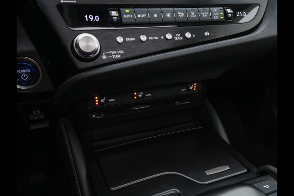 Lexus ES 300h Business Line (INCL.BTW) Aut. *PANO | LEATHER | FULL-LED | ADAPTIVE-CRUISE | BLIND-SPOT | KEYLESS | CAMERA | HEATED-COMFORTSEATS | NAVI-FULLMAP | PRIVACY-GLASS | SHIFT-PADDLES | ECC | PDC | 19''ALU*