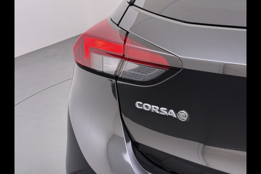 Opel CORSA-E Elegance 50 kWh SOH 93% Navi Ecc 360°Camera Apple Carplay Android Auto Cruise Control Pdc Dodehoek detectie Keyless Draadloze telefoonlader Privacy Glas Lmv Isofix Led Regen-Lichtsensor Lane Assist Origineel Nederlandse Auto Zeer compleet!