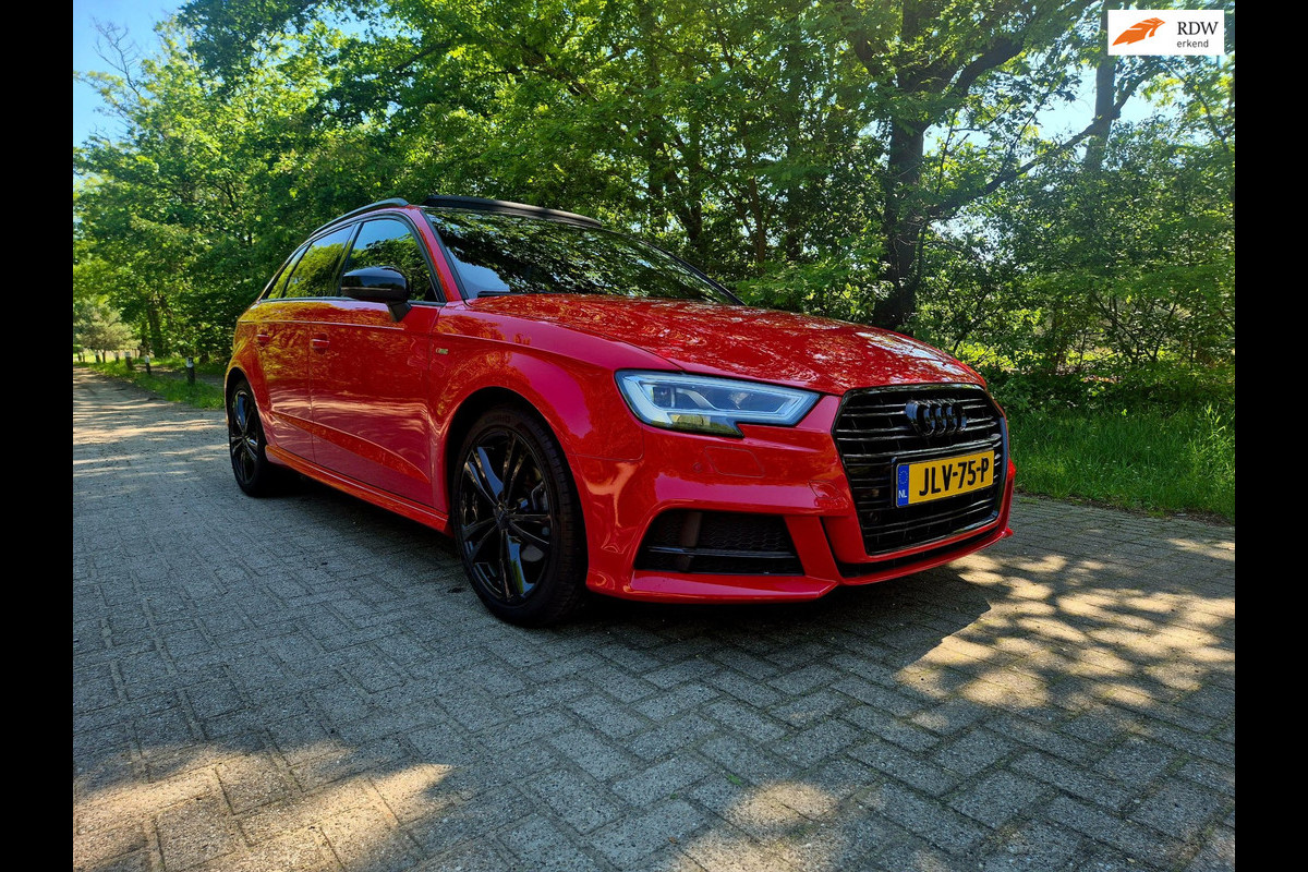 Audi A3 Sportback 35 TFSI S Line black line . Panoramadak . Matrix . 54000 km