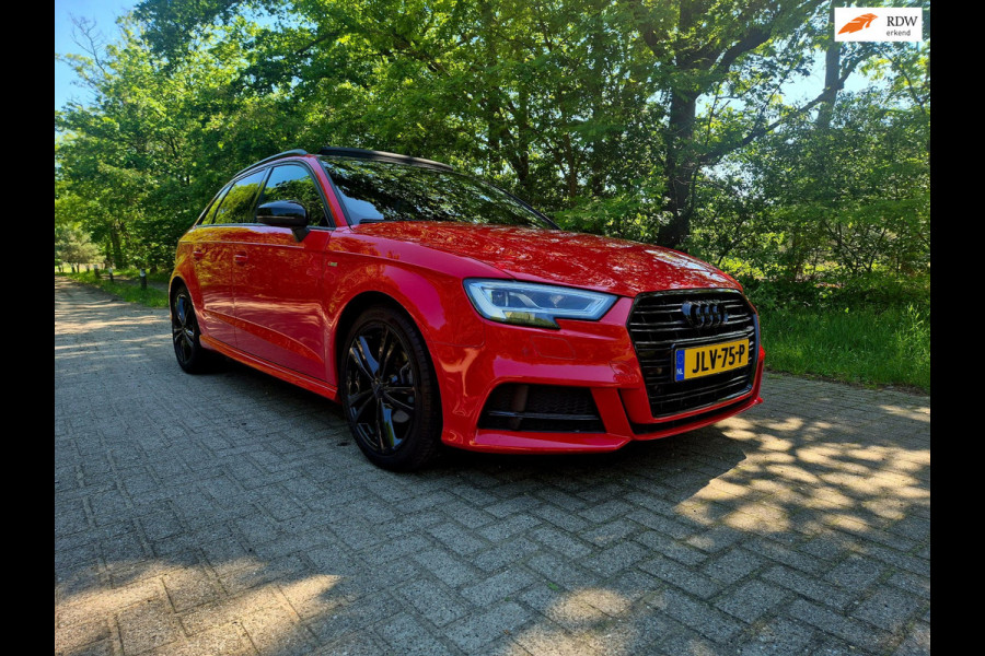 Audi A3 Sportback 35 TFSI S Line black line . Panoramadak . Matrix . 54000 km