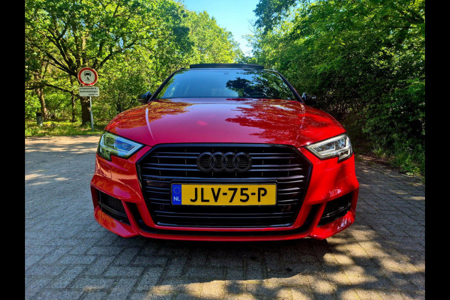 Audi A3 Sportback 35 TFSI S Line black line . Panoramadak . Matrix . 54000 km