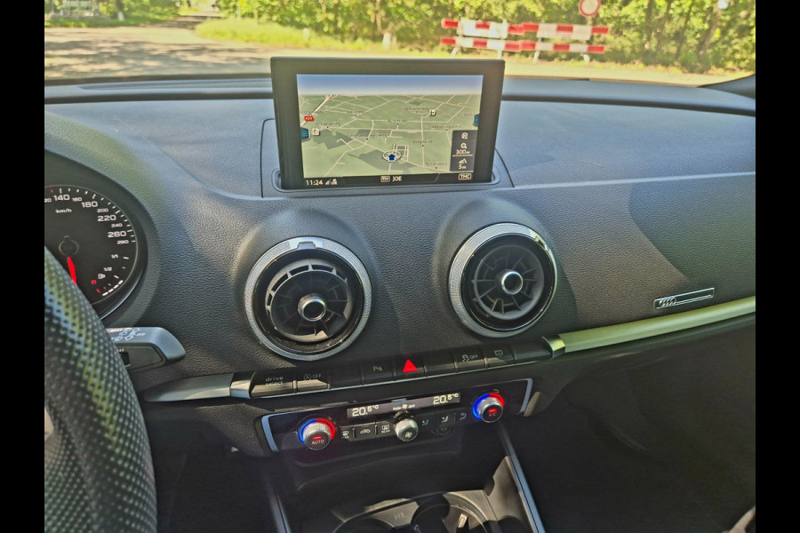 Audi A3 Sportback 35 TFSI S Line black line . Panoramadak . Matrix . 54000 km