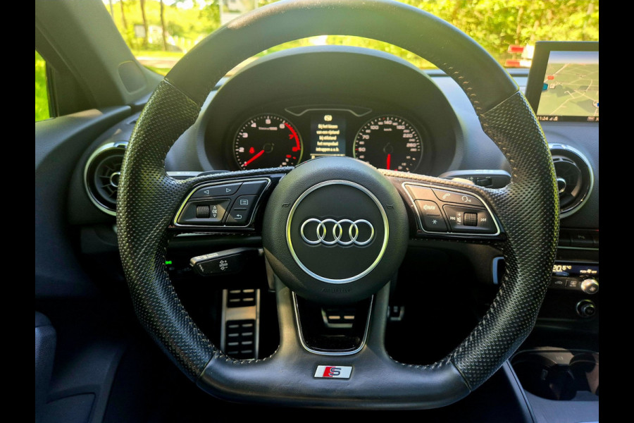 Audi A3 Sportback 35 TFSI S Line black line . Panoramadak . Matrix . 54000 km