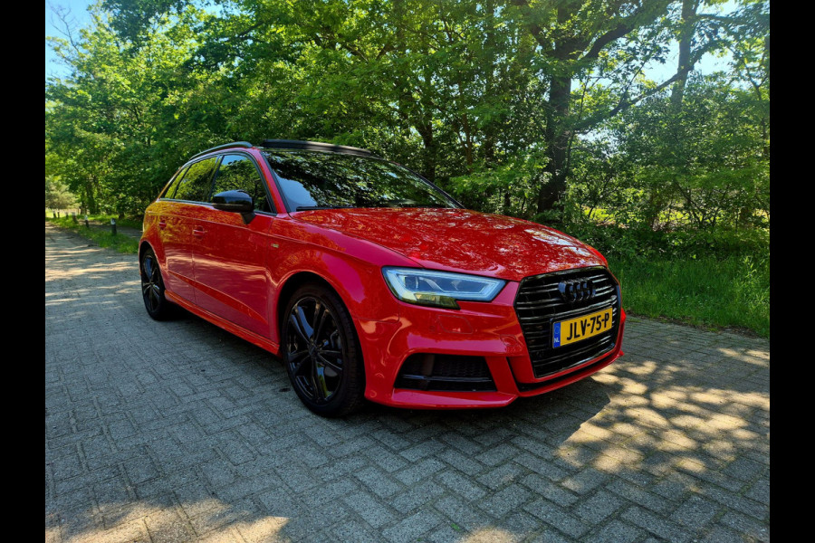 Audi A3 Sportback 35 TFSI S Line black line . Panoramadak . Matrix . 54000 km
