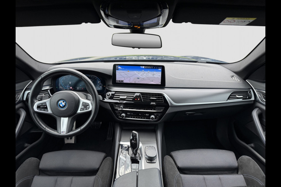 BMW 5 Serie Touring 530e xDrive M-Sport | Trekhaak | 360 | Elektrische stoelen | Shadow Line | Sfeerverlichting | Carplay | Memory