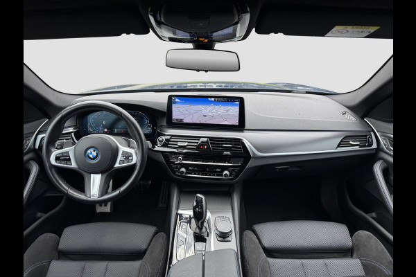 BMW 5 Serie Touring 530e xDrive M-Sport | Trekhaak | 360 | Elektrische stoelen | Shadow Line | Sfeerverlichting | Carplay | Memory